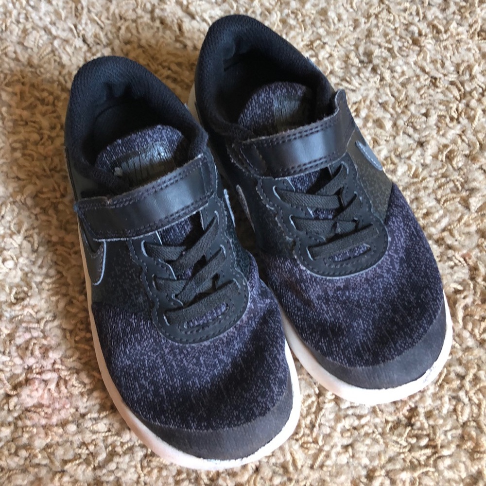 Boys Nike tennis shoes sz 13